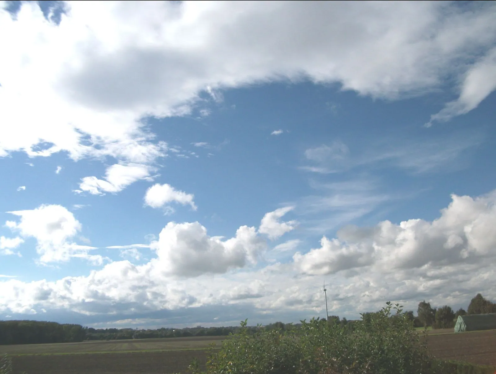 Weiter Himmel über Feldern
