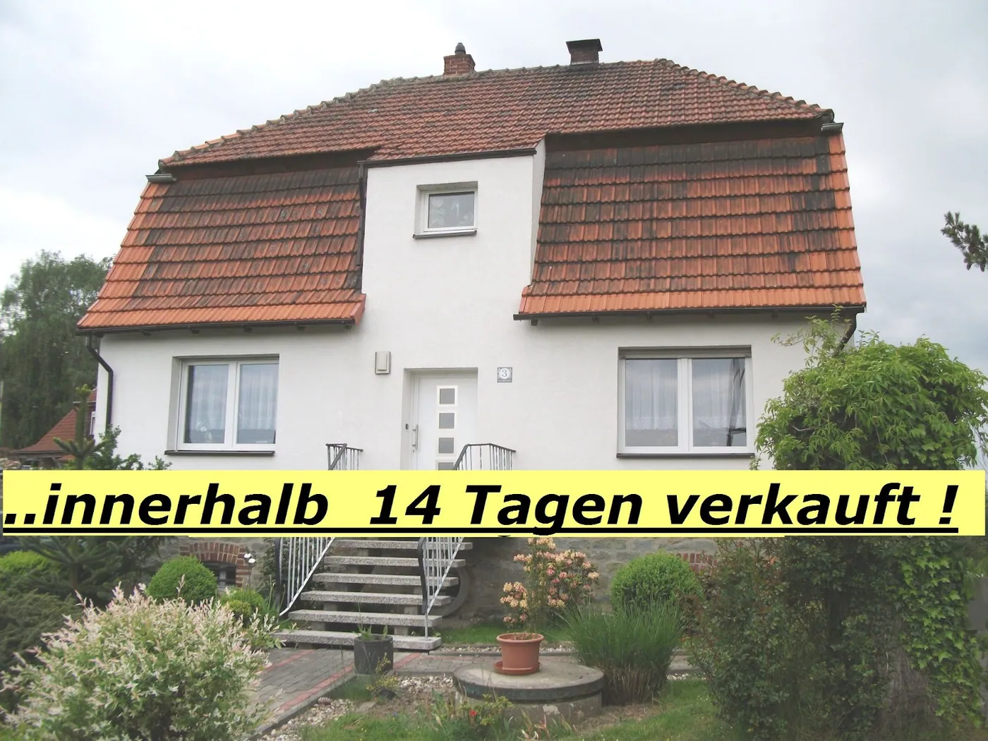 Verkauftes Einfamilienhaus mit Banner „innerhalb 14 Tagen verkauft!“